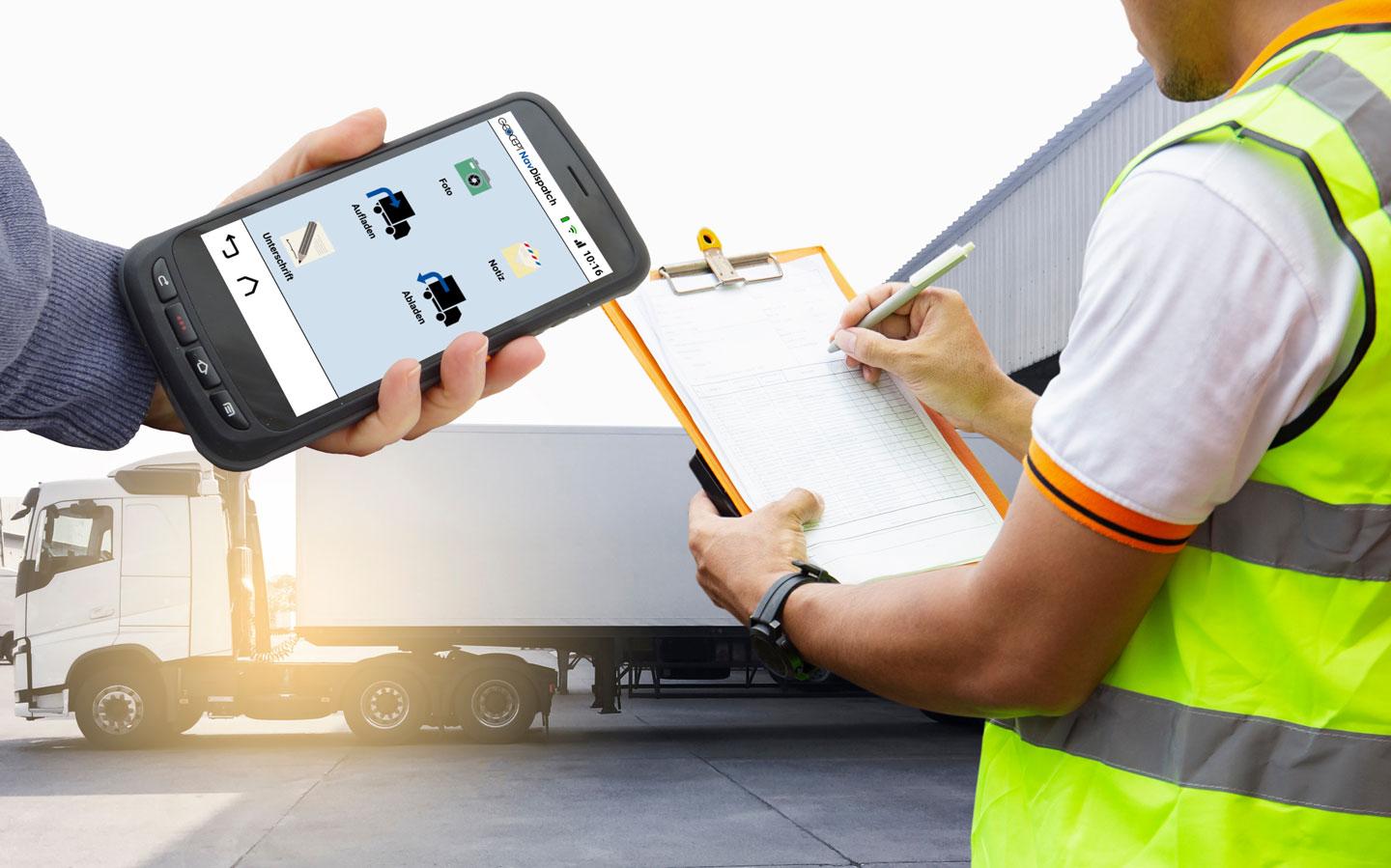 Fahrer erfasst einen Lieferschein auf dem Tablet