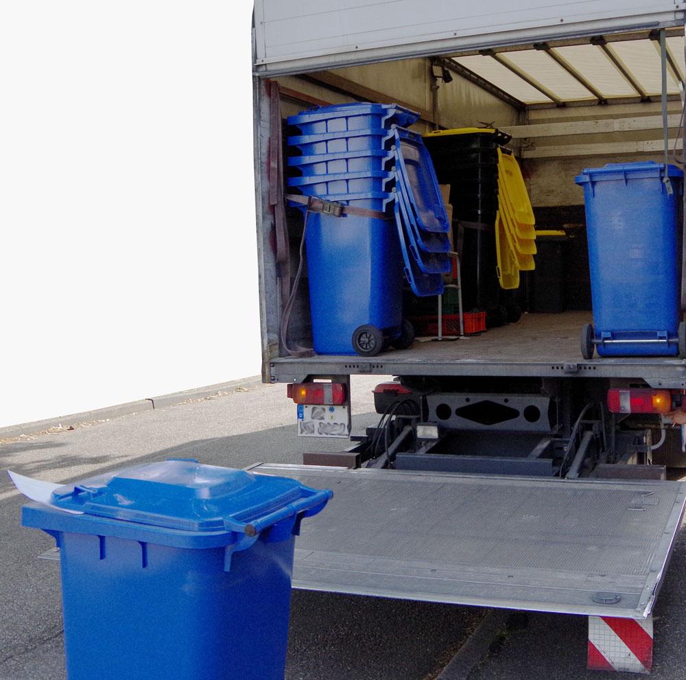 Fahrzeug des Behälterdienstes mit Mülltonnen