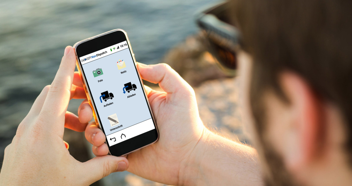Smartphone mit App in der Hand